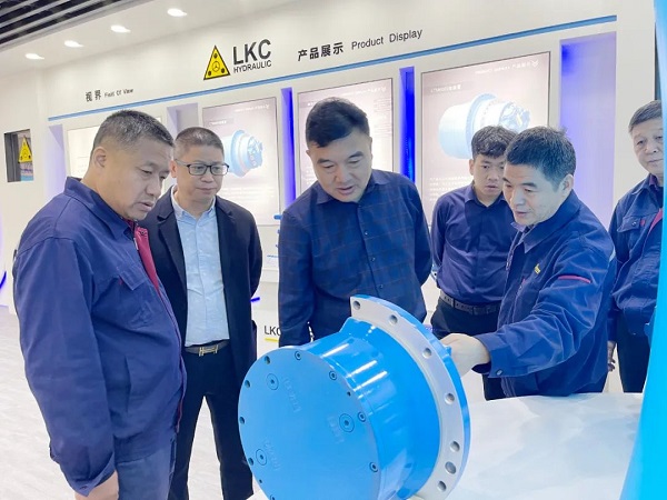 廣州塔山機械、廣州韓川液壓、江蘇靖江新世紀液壓、無錫密斯特智能裝備制造有限公司一行6人蒞臨力克川參觀交流2.jpg