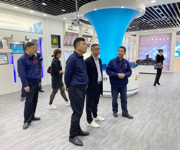 廣州塔山機械、廣州韓川液壓、江蘇靖江新世紀液壓、無錫密斯特智能裝備制造有限公司一行6人蒞臨力克川參觀交流3.jpg