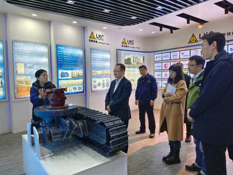 青島市工信局副局長姜海天一行蒞臨力克川液壓參觀指導(dǎo).jpg 青島市工信局副局長姜海天一行蒞臨力克川液壓參觀指導(dǎo).jpg